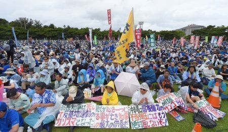 Governor Onaga leaves behind the words, “When Uchinanchu fight with one heart, it becomes a thing of great power,” for Okinawan protest opposing land filling in Henoko