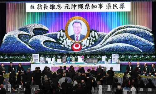 Former governor Onaga’s prefectural funeral teems with 3,000 people saying final farewells