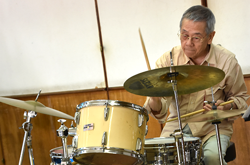 83-year-old drummer Yoshio Kinjo broke out into the world as Okinawa’s jazz pioneer