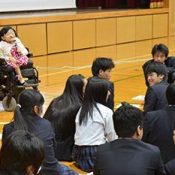 Natsuko Izena holds a talk on reliance and independence at Haebaru High School