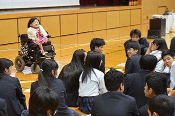 Natsuko Izena holds a talk on reliance and independence at Haebaru High School
