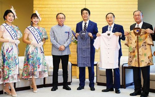 Okinawa Governor Denny Tamaki gives Prime Minister Shinzo Abe Kariyushi shirts, tells him ,”Now you can have ‘Cool Biz,’ even at the Diet.”