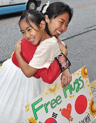 Korean woman travels through Japan giving free hugs