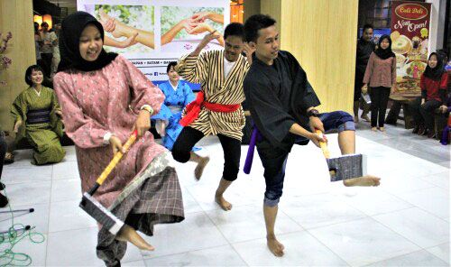 Okinawans host Eisa dancing event in Indonesia in support of Shuri Castle