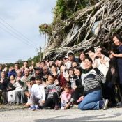 Prior to felling a large 120-year-old tree, Oura Ward residents hold a memorial ceremony