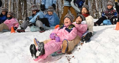 Okinawan children play in the snow for the first time, react with great enjoyment