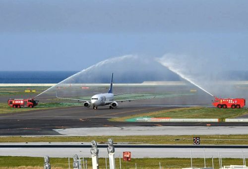 Naha Airport’s Runway No. 2 open for use, first flight to land greeted by firehose arch