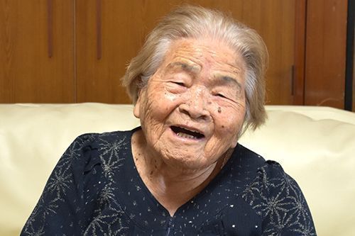 At 100 years old, Fumi Toyama is still sharp, goes on walks “for her body,” does all her own housework, and says “Smiles are a nutrient for the body”
