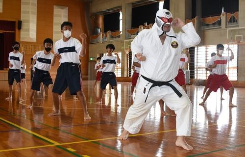 With a fighting shout accompanied with Music, Bunshiro Nagamine leads “Radio Karate” at Yaesekotoshien School