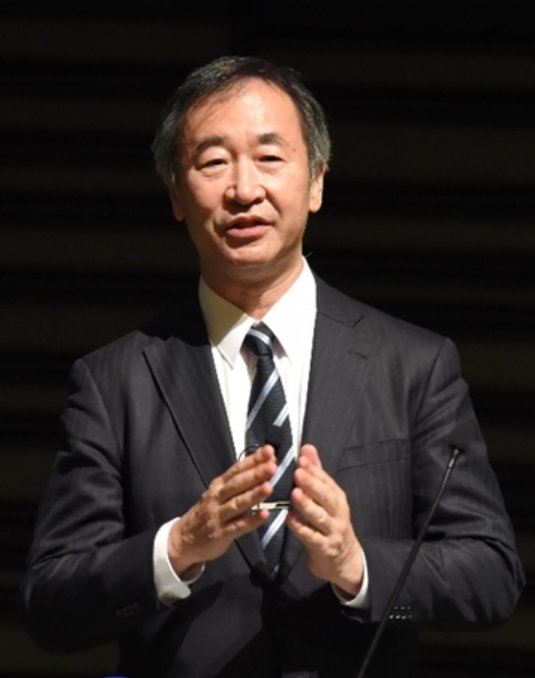 Nobel Prize-winning physicist Takaaki Kajita speaks to high school students at OIST, tells of the mysteries of space and the “strength to persevere”