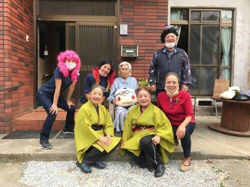Social workers celebrate two centenarians in Ogimi: “I’m glad I lived to see this!”