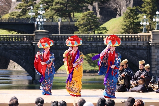 Ryukyuan dance supporting Shuri reconstruction performed in front of Imperial Palace as part of dance exhibition