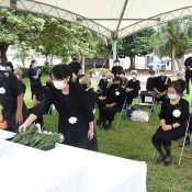 Memorial service held at Naguyake Monument on the 77th anniversary of the October 10 air raid that burned down 90% of Naha