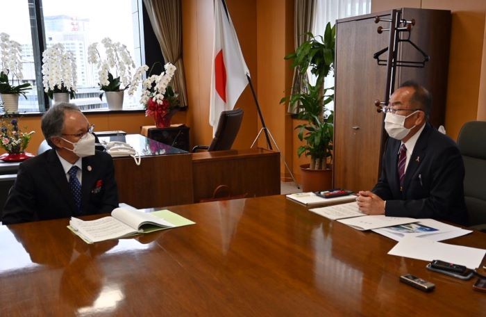Okinawa Gov. Tamaki turns to Tokyo for support on drifting pumice stone damage