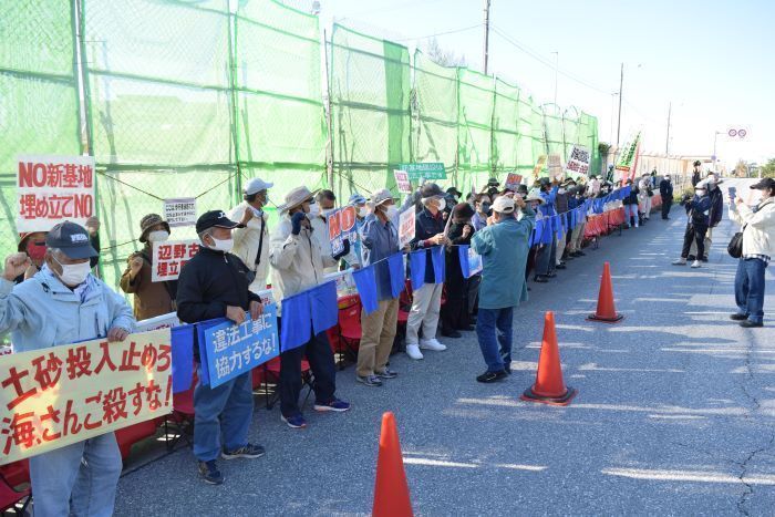 On the 3rd anniversary of the start of Henoko construction, Okinawa residents assemble at the gates of Camp Schwab and on the water to call for a halt to land filling in Henoko