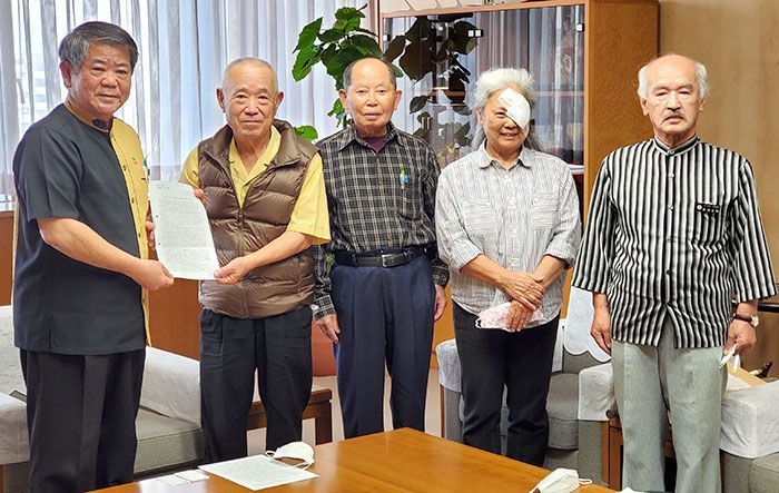 “Make Uchina-guchi the second official language” – group working to spread Okinawan language delivers request to vice-governor