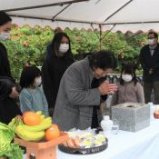77 years after compulsory mass-suicide in Tokashiki, descendants pray for peace and against war on behalf of victims
