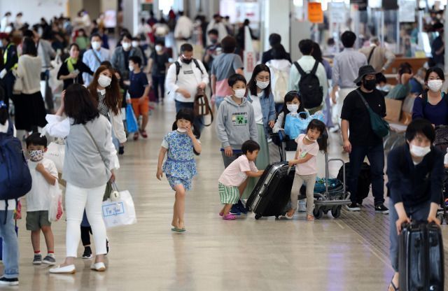 Okinawa airports busy with rush of tourists returning home